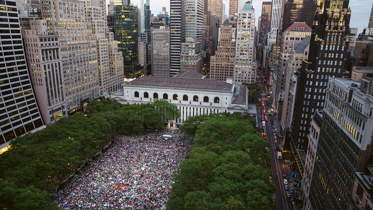 This image has an empty alt attribute; its file name is bryant-park-concert.jpg